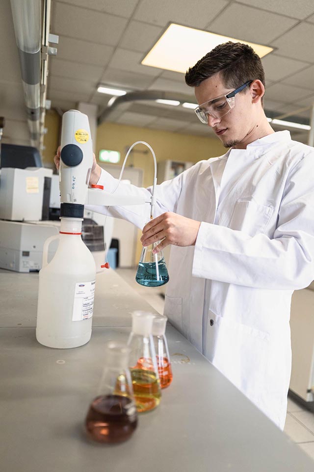 Mitarbeiter im Labor beim Überprüfen chemischer Substanzen