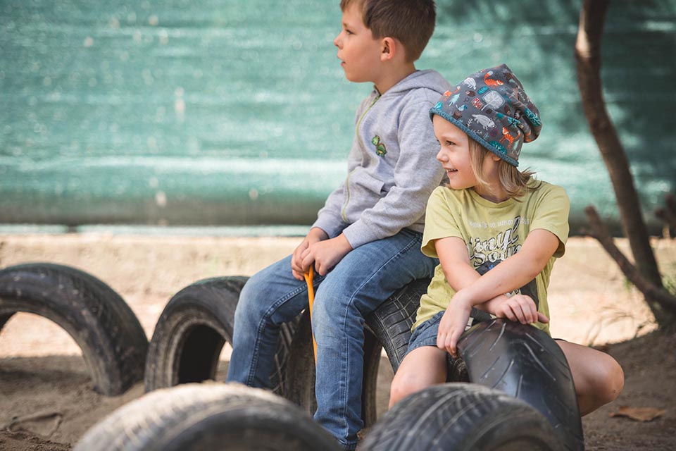 Kinder, die auf Reifen sitzen